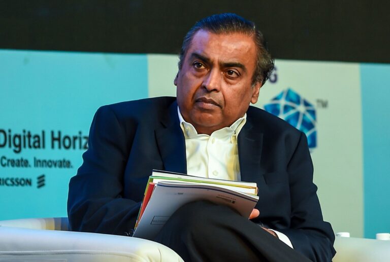 Nejbohatší muž Indie, Mukesh Ambani, vydělává především na ropě.