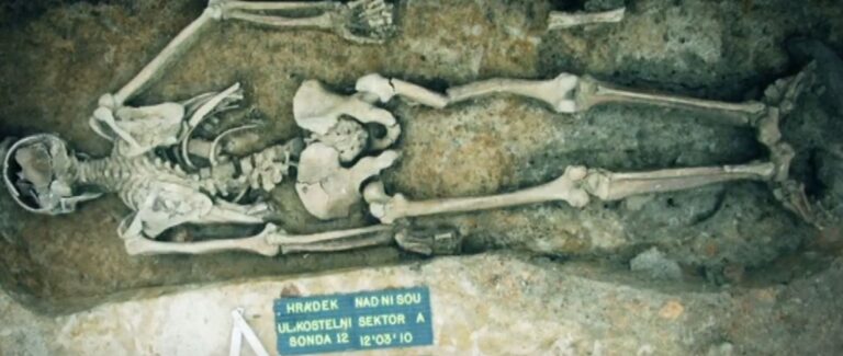 Ostatky muže budí rozruch. Způsob jeho pohřbení ukazuje na podezření z vampyrismu.