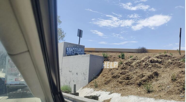 V blízkosti nápisů se nachází loděnice a železnice, což podezření ještě prohlubuje.