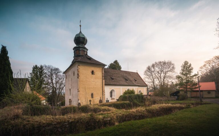 Kostel Narození svatého Jana Křtitele stojí na místě původní kaple.