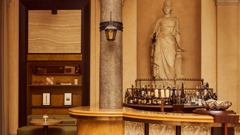 V interiérech hotelu je také socha římské bohyně moudrosti Minervi od italského sochaře Rinalda Rinaldiho.
