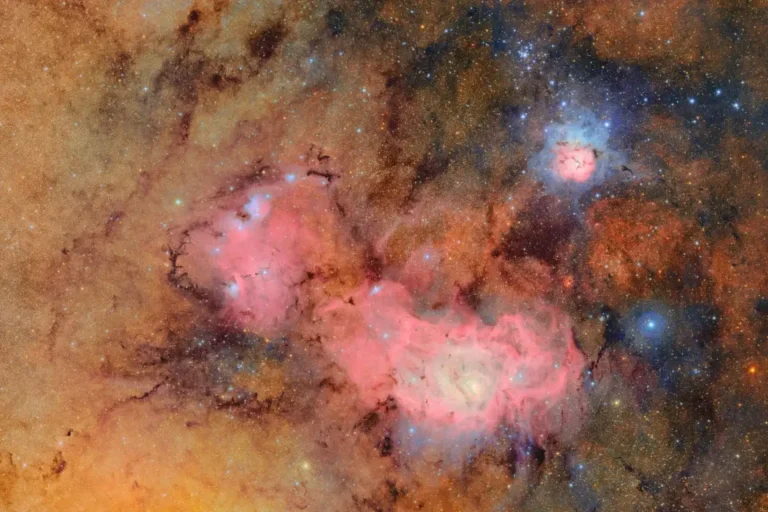 Trifid (vpravo nahoře) a Lagunová (uprostřed) mlhovina zachycené dalekohledem Vera C. RubinovéFoto: NSF-DOE Vera C. Rubin Observatory