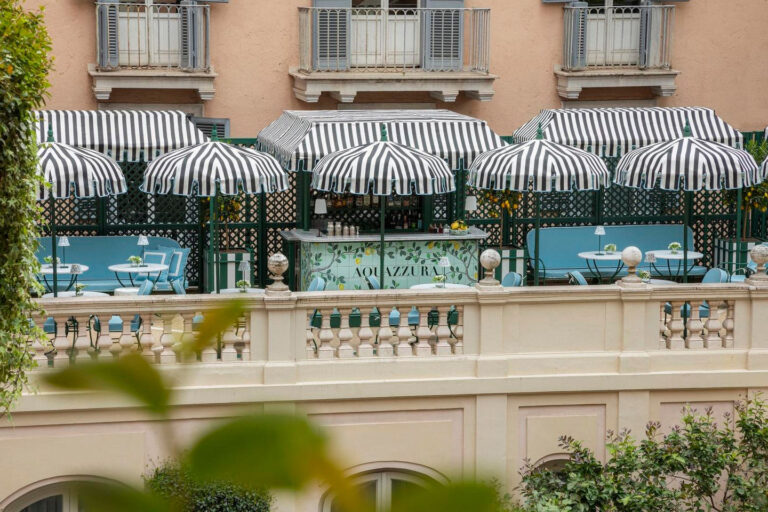 Atmosféra rozlehlé terasovité zahrady je inspirovaná kolekcí nádobí Secret Garden od Aquazzura Casa.