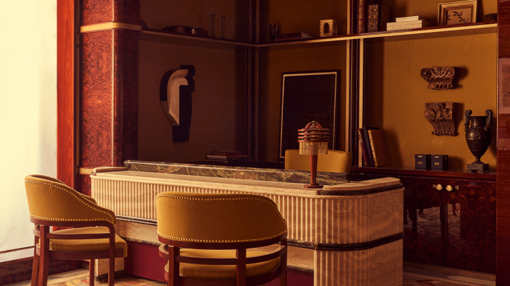 Interiér hotelu na první pohled připomíná něco mezi kulisami vystřiženými z Poirotových případů a luxusních francouzských butiků.