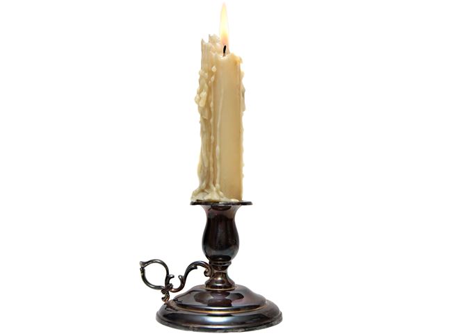 Dlouho se k zahnání tmy používají lampy nebo pochodně. Svíčky si na svůj čas musejí počkat.