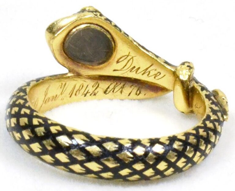 Zásnubní prsten královny Viktorie byl už na první pohled velice originální a neobyčejný šperk.