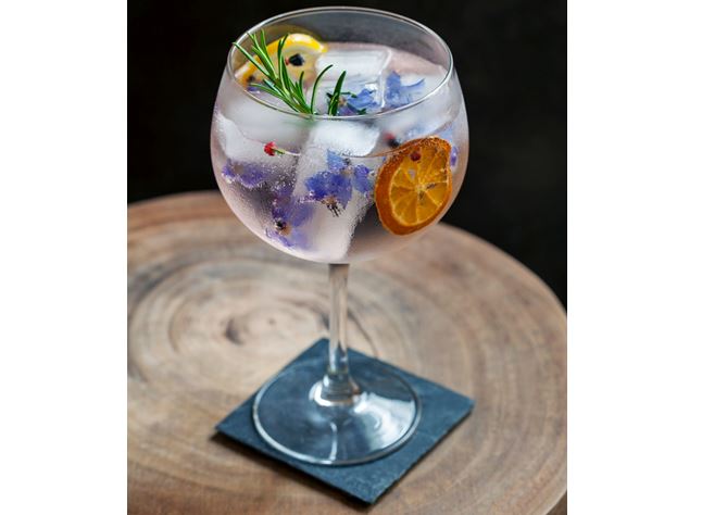 V ledových kostkách nemusíte uchovávat jen lístky bylinek, ale také květy.