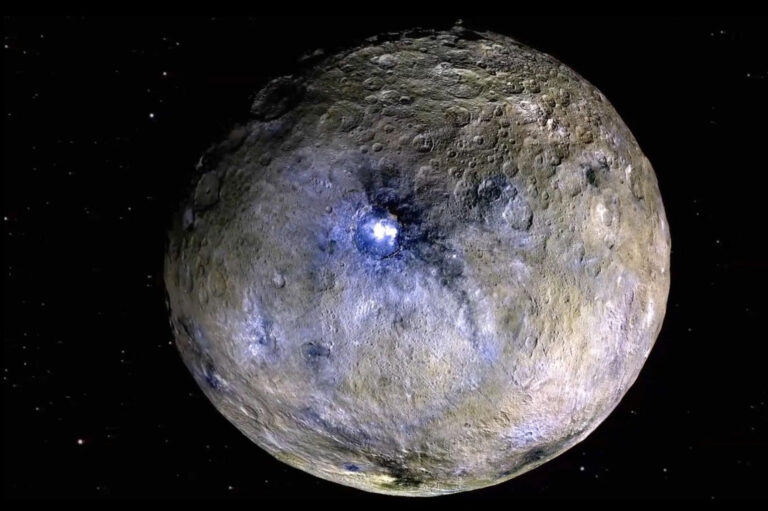 Jasné zářící skvrny na povrchu planety jsou podle vědců obrovským ukrytým podzemním oceánem.