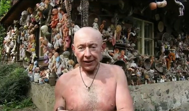 Majitel domu pan Lubomír stále svou výstavu rozšiřuje. Panenky mu lidé nechávají jen tak u cesty.