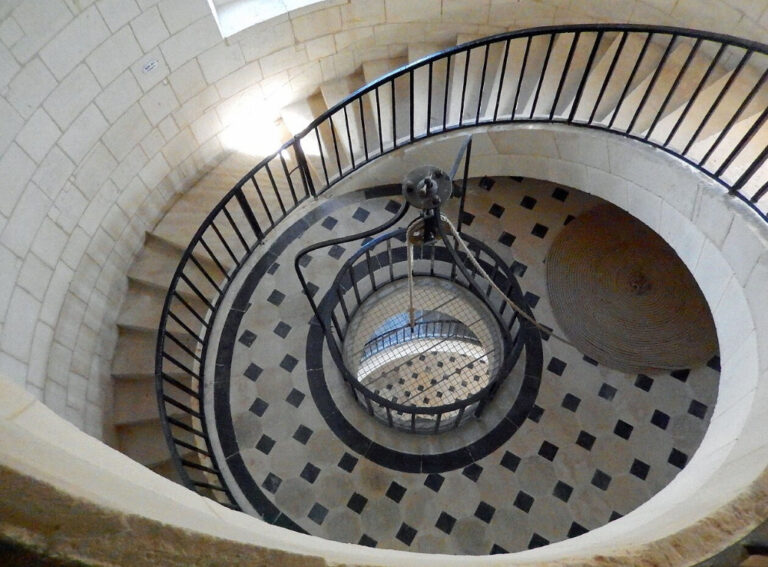 Na jeho vrchol vede 301 schodů.