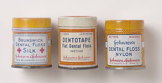 Už první dentální nitě od společnosti Johnson & Johnson měly velmi praktické balení.