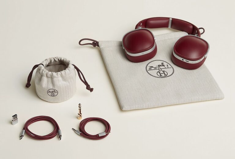 Na výrazném designu se podílí i oplétané kabely a celkově luxusní balení.