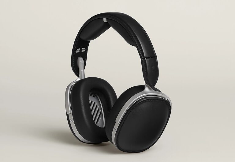 Sluchátka jsou k dispozici hned v několika barvách, od přírodní kůže přes černou, čokoládovou, až po červenou a pruskou modř.