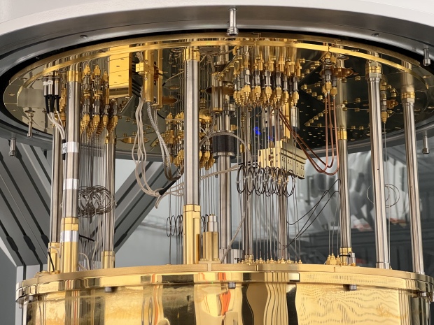 Cena: 125 milionů korun – polovinu zaplatilo evropské sdružení EuroHPC, druhou konsorcium LUMI-Q z osmi zemí.