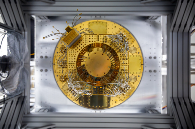 24 qubitů v hvězdici – unikátní hvězdicová topologie umožňuje efektivnější výpočty a odlišuje VLQ od konkurenčních počítačů.