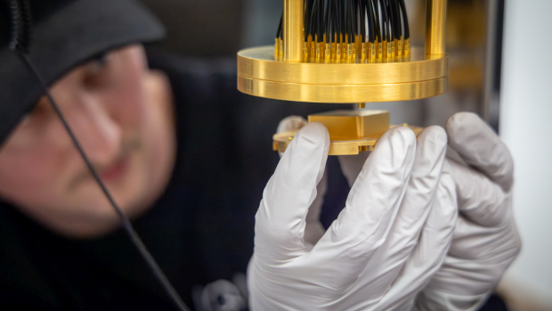 Chladnější než vesmír. Qubity musí pracovat při teplotě 0,01 Kelvinu nad absolutní nulou, tedy nižší než v kosmu.