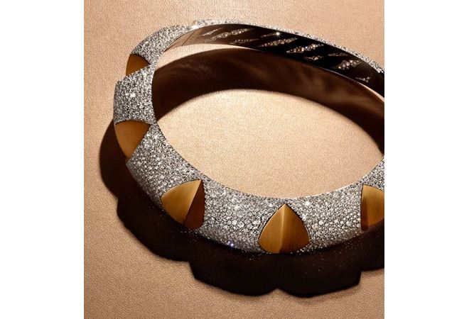 Náhrdelník Kalahara o celkové váze přes 100 karátů je symbolem síly a moci.