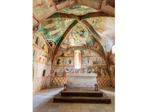 Svatyně s oltářem, pod kterým se nachází dnes nepřístupná podzemní krypta.