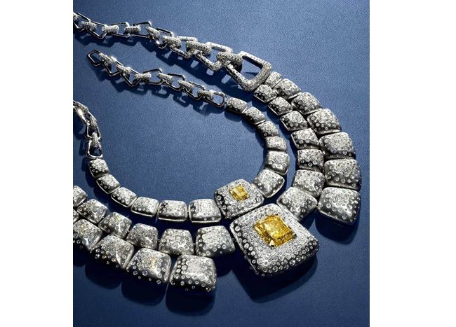 Set Fauve zdobí na 70 karátů nádherně broušených diamantů.