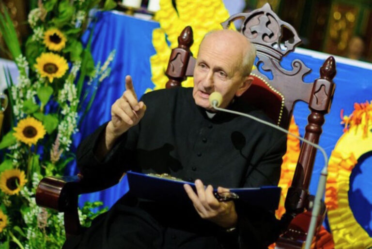 Setkal se tento kněz opravdu s entitou, která mu psala přes mobil?