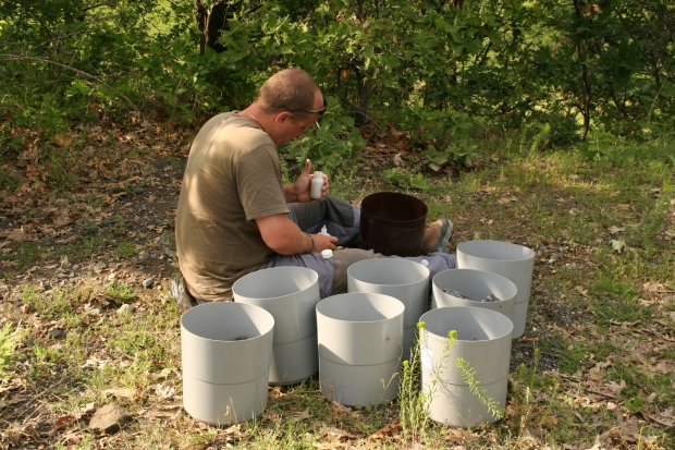 Příprava lapačů: Michal Zapletal při podvečerní přípravě lapačů.