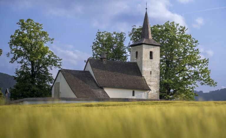 Gotický kostel Všech svatých s věží přistavěnou na západní straně.