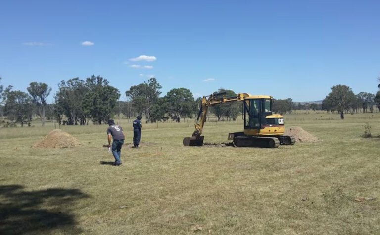 Co dělala policie na této farmě? Hledala snad zbytky po krvavém rituálu?