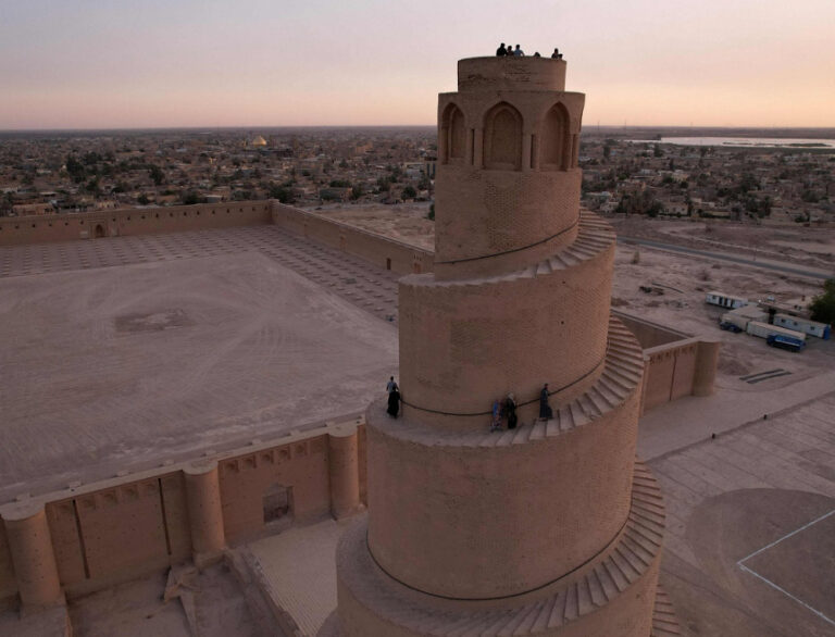 Schody nahoru zřejmě nikdy nebyly zabezpečeny zábradlím.
