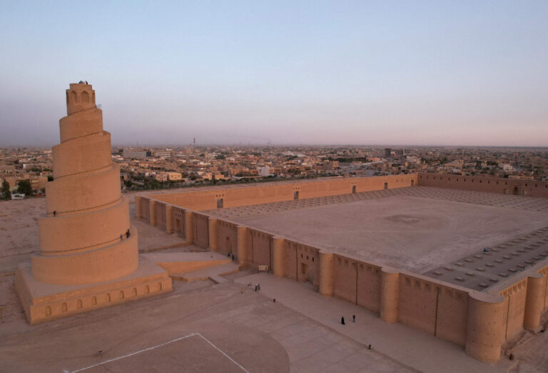 Z přilehlé mešity se do dneška dochovaly jen obvodové zdi.