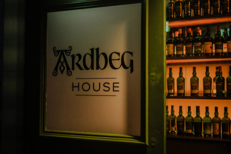Slavná palírna Ardbeg, spadající pod skupinu LVMH, otevřela svůj první hotel.