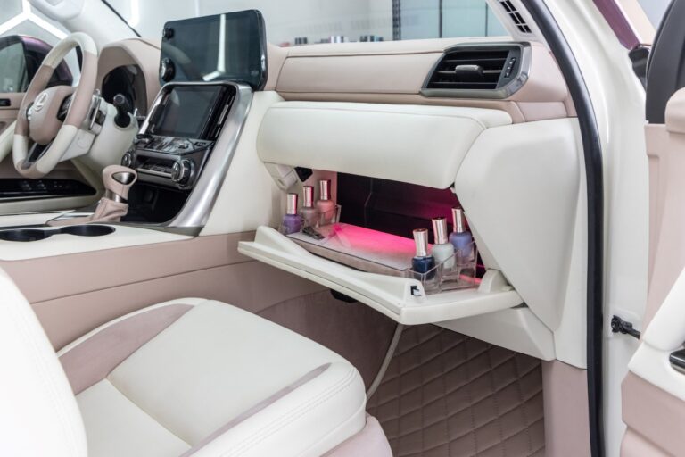 Sedadlo spolujezdce v přední řadě slouží jako místo pro manikúru.