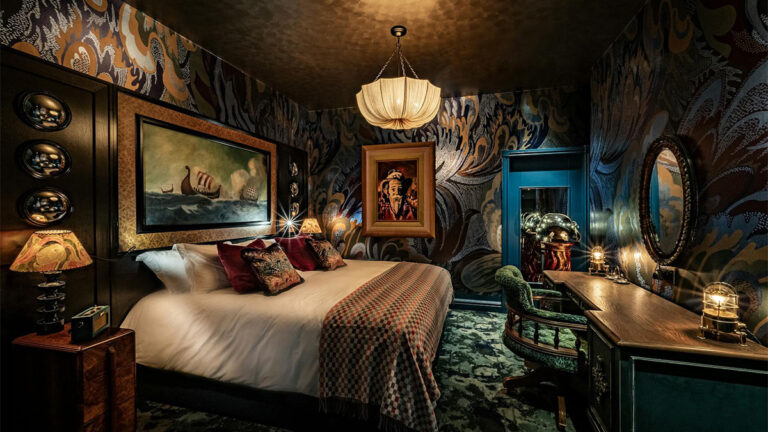 Hotel je plný unikátních detailů. Najdete tu například měděné nástěnné umění vyrobené z vyřazeného destilačního kotle.