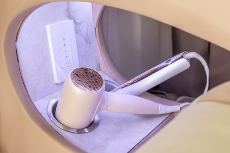 Mezi sedadly je vyhrazený chlazený prostor pro kosmetiku, níže jsou zásuvky s připojeným fénem.