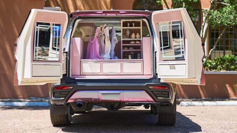 Na místě zavazadlového prostoru byla vybudována mobilní šatna a toaletní stolek s francouzskými dveřmi.