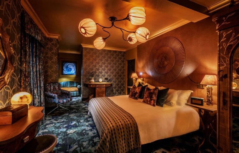 Dvanáct pokojů a apartmá vás vtáhne do atmosféry, která působí jak vystřižená z historického filmu.