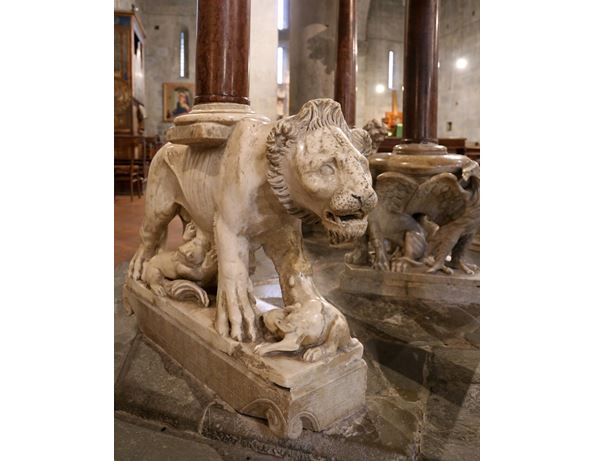 Jeden z obvodových sloupů nese na hřbetě lvice.