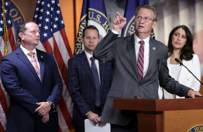 Tim Burchett tvrdí, že v oceánech existuje několik míst se zvýšenou aktivitou neznámých bytostí.