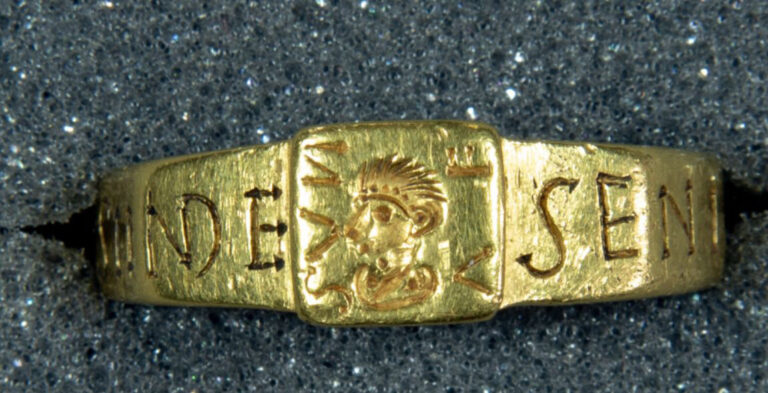 V 18. století našel místní našel masivní zlatý prsten zdobený římským nápisem a záhadnou rytinou.