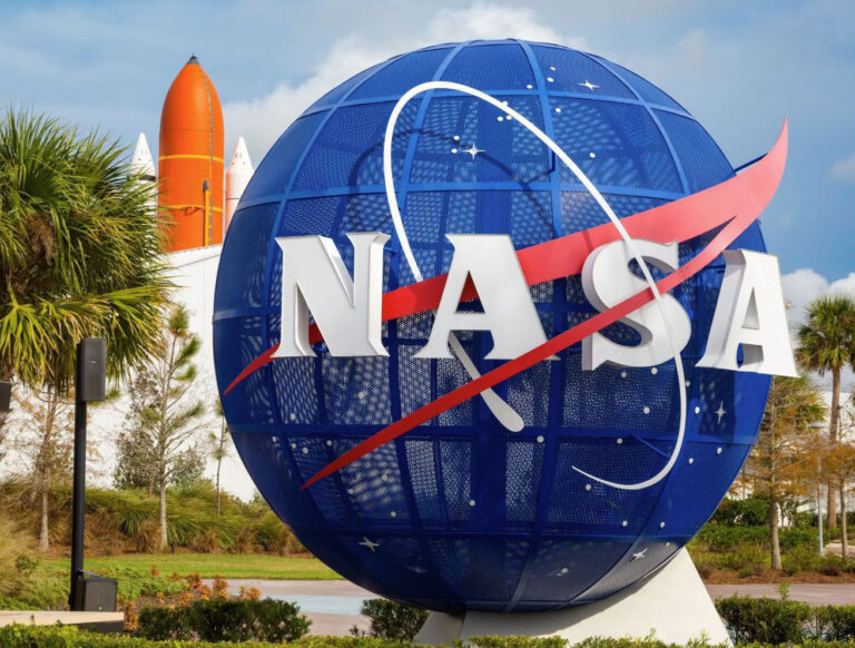 Co NASA doopravdy sleduje zaměstnáním kněze? Chce nás připravit na něco, o čem ví, že přijde?