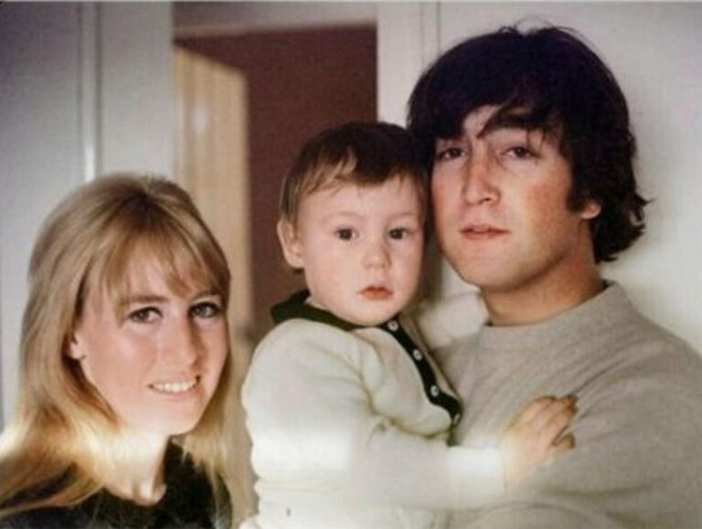 Lennon s manželkou Cynthií a synem Julianem.