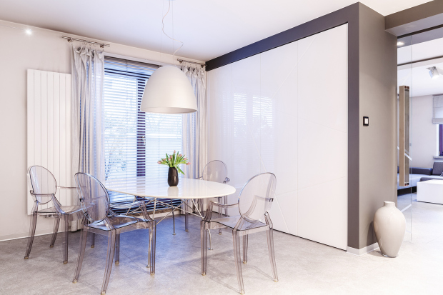 Plastový nábytek je náchylný k pošrábání.