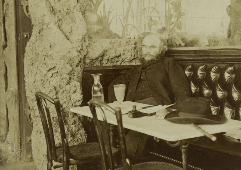 Verlaine byl často k zastižení se sklenkou absintu.