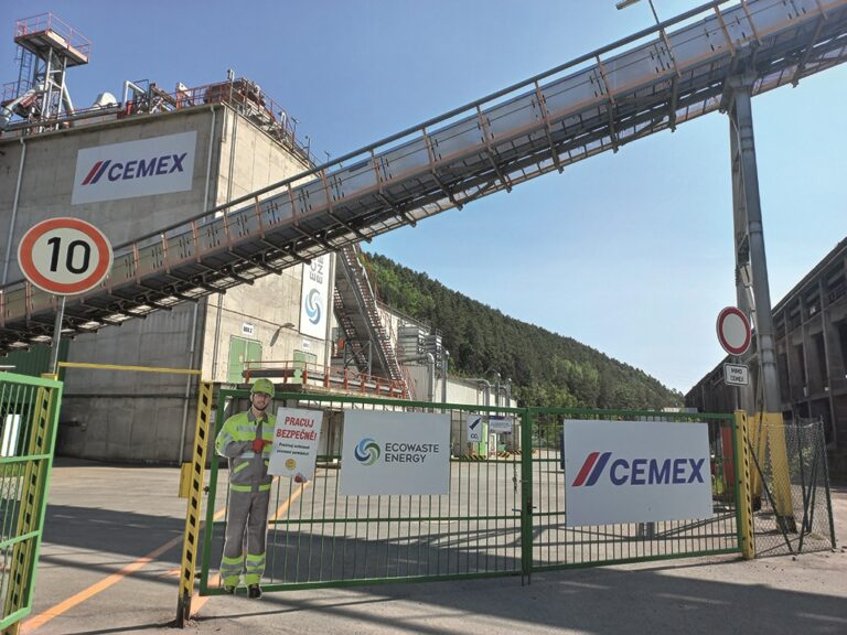 V areálu cementárny Cemex se z běžného komunálního odpadu stává tuhé alternativní palivo (TAP) které pomáhá nahradit uhlí a snižuje emise CO2.