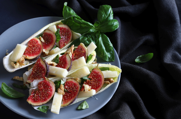 Listy můžete použít jako misky a naplnit je třeba fíky, sýrem a ořechy.