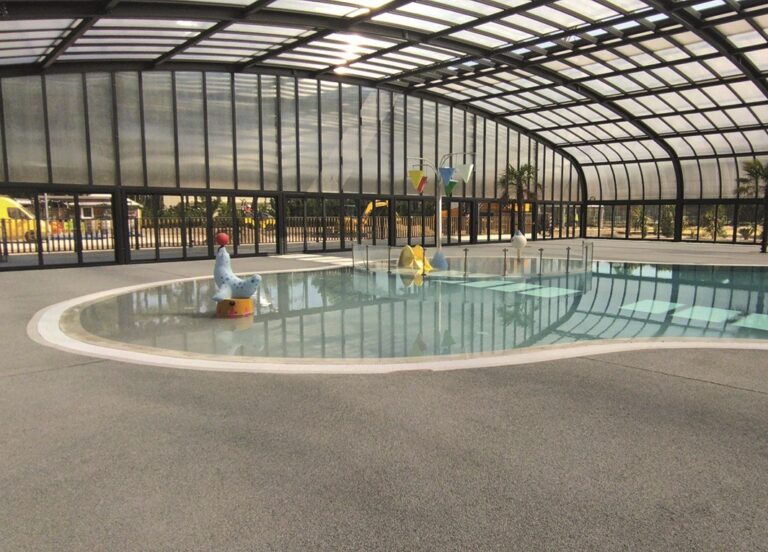 Moderní technologie a šetrné materiály – právě tak vypadá udržitelné staveniště budoucnosti, kde beton dýchá a odpad má nové využití.