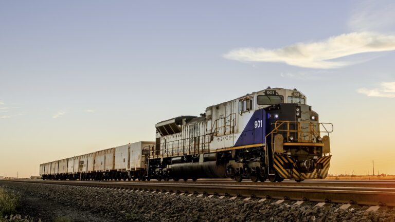 Při plném naložení míří vlak z vyšších poloh k přístavu dolů – a brzděním přitom vyrábí elektřinu,kterou uloží do gigantických baterií.