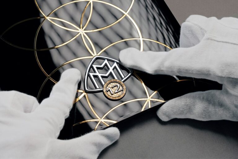 Emblém Maybachu v medailonu ze 24karátového zlata odkazuje na legendární Zeppelin z 30. let – symbol noblesy a technické odvahy.