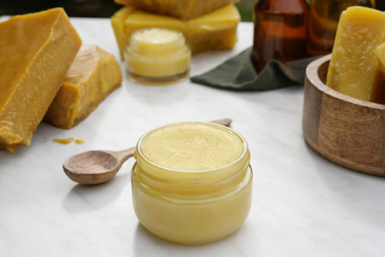 Bývá součástí kosmetických krémů.