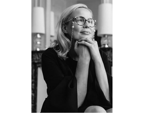 Pod vedením Yany Nesper se značka posouvá směrem k lehčí, současnější estetice, aniž by ztratila svou podstatu.