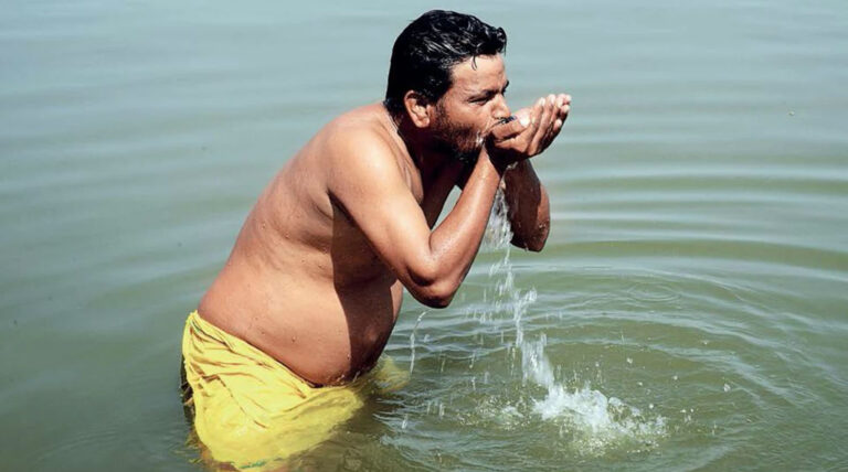 Hluboká víra překonává obavy z nemocí. Věřící jsou si jisti, že je posvátná voda z Gangy ochraňuje.